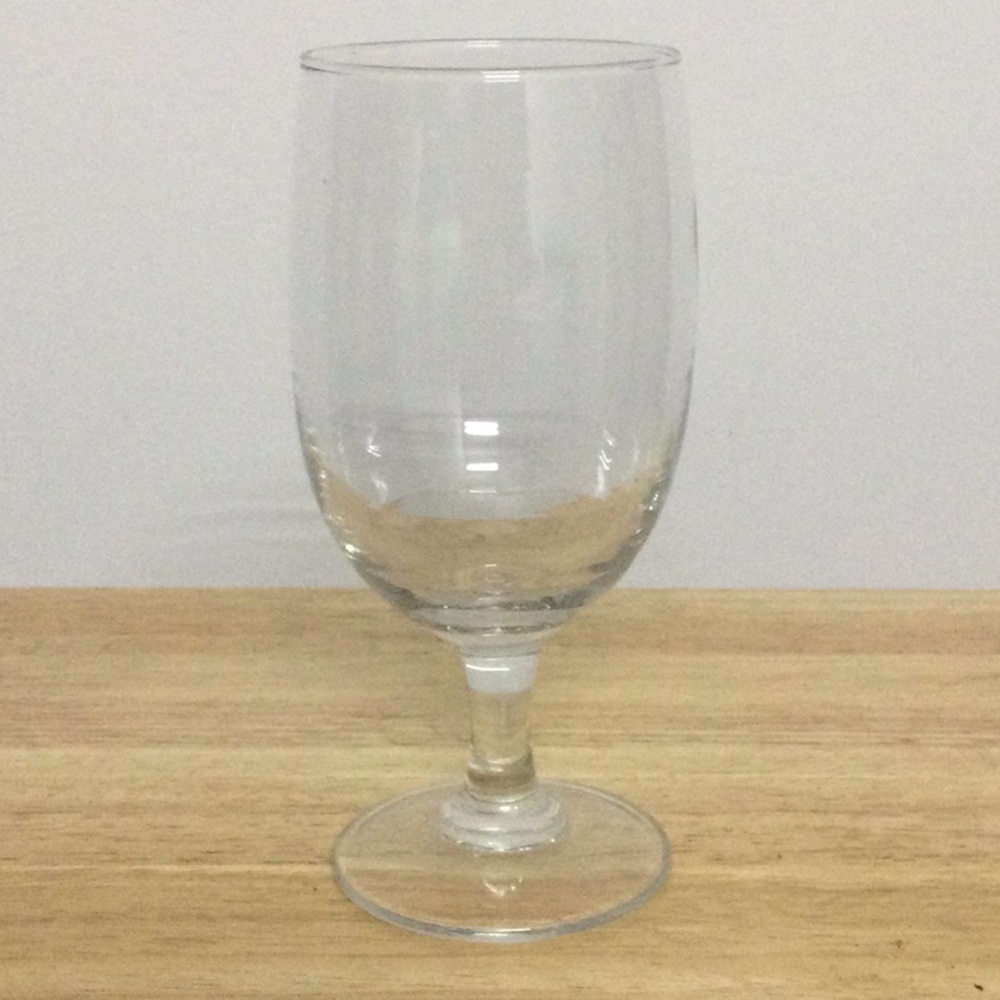 🌞 Clear wine glass or water goblet